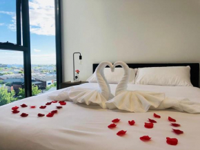 Modern 2 Bedroom Apartment - Adelaide CBD